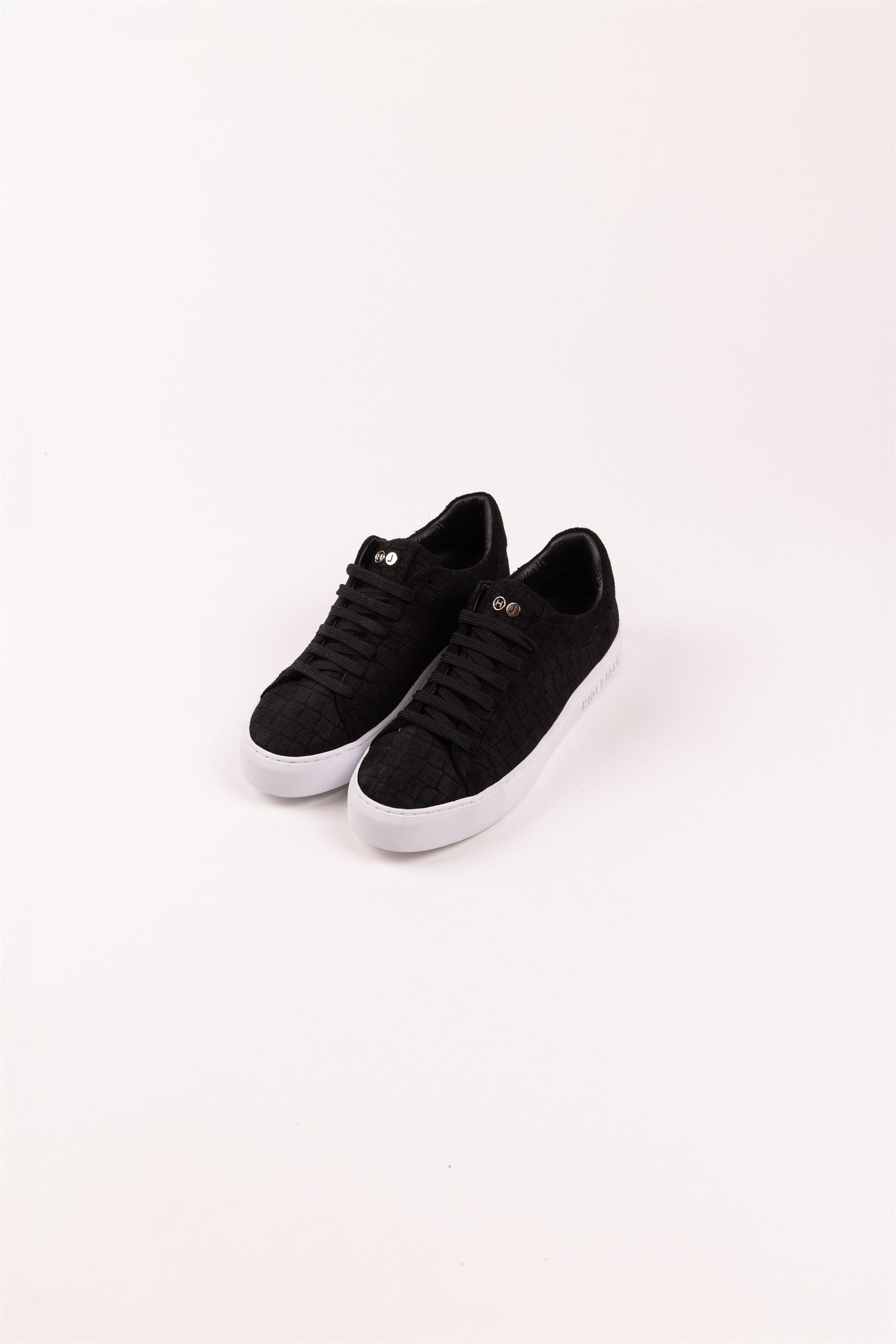 Essence Suede Black